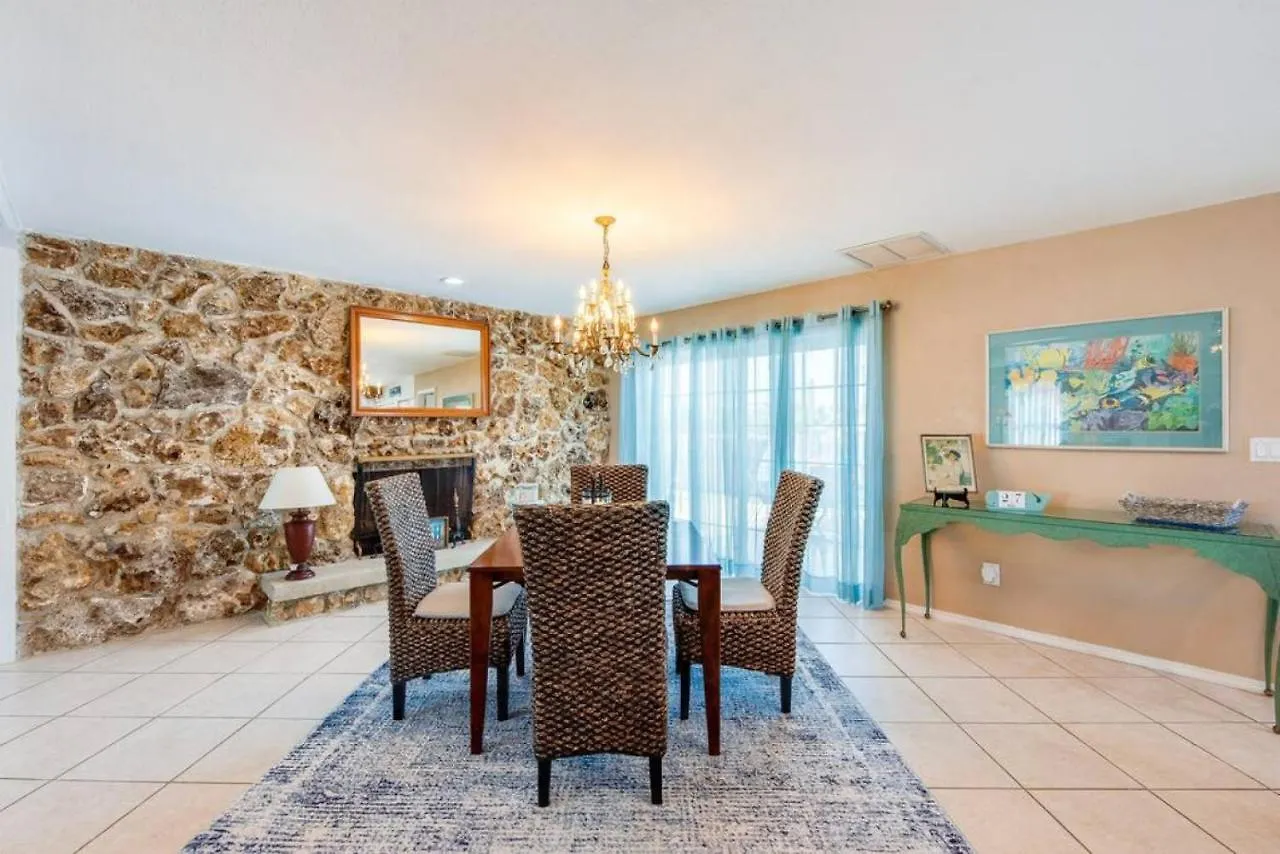 Large Pool Home And Blocks Away From The Beach دايتونا بيتش