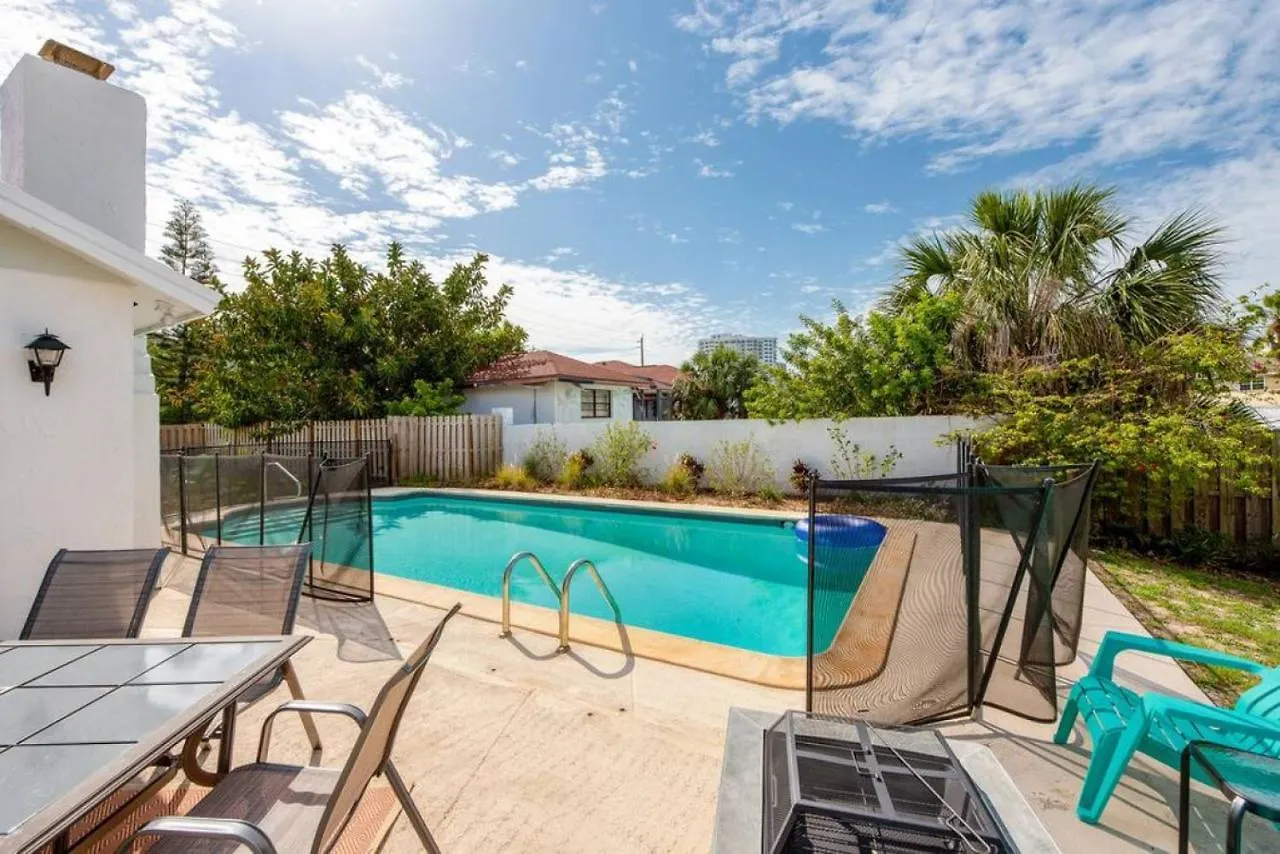 Large Pool Home And Blocks Away From The Beach دايتونا بيتش
